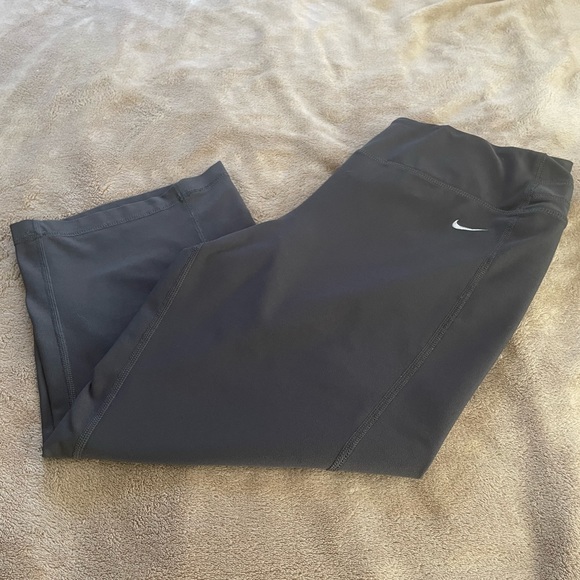 Ladies size Medium Nike capris - Picture 1 of 4